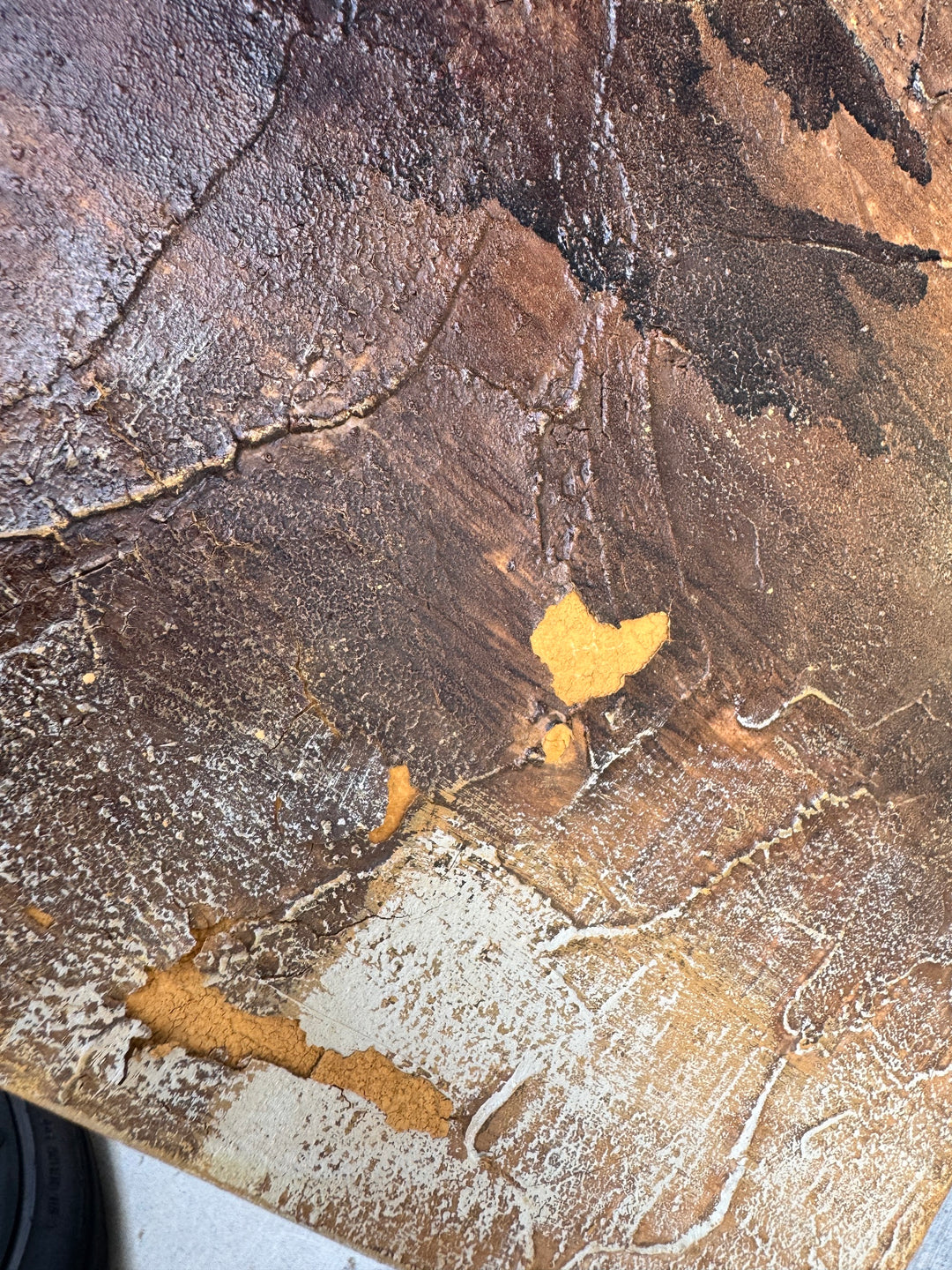 Crackle plaster and gold texture detail