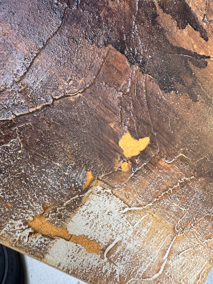 Crackle plaster and gold texture detail