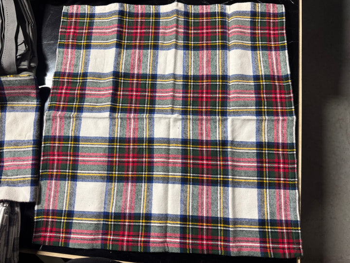 Lot 100 - Holiday Tartan Plaid Cloth Napkin Set