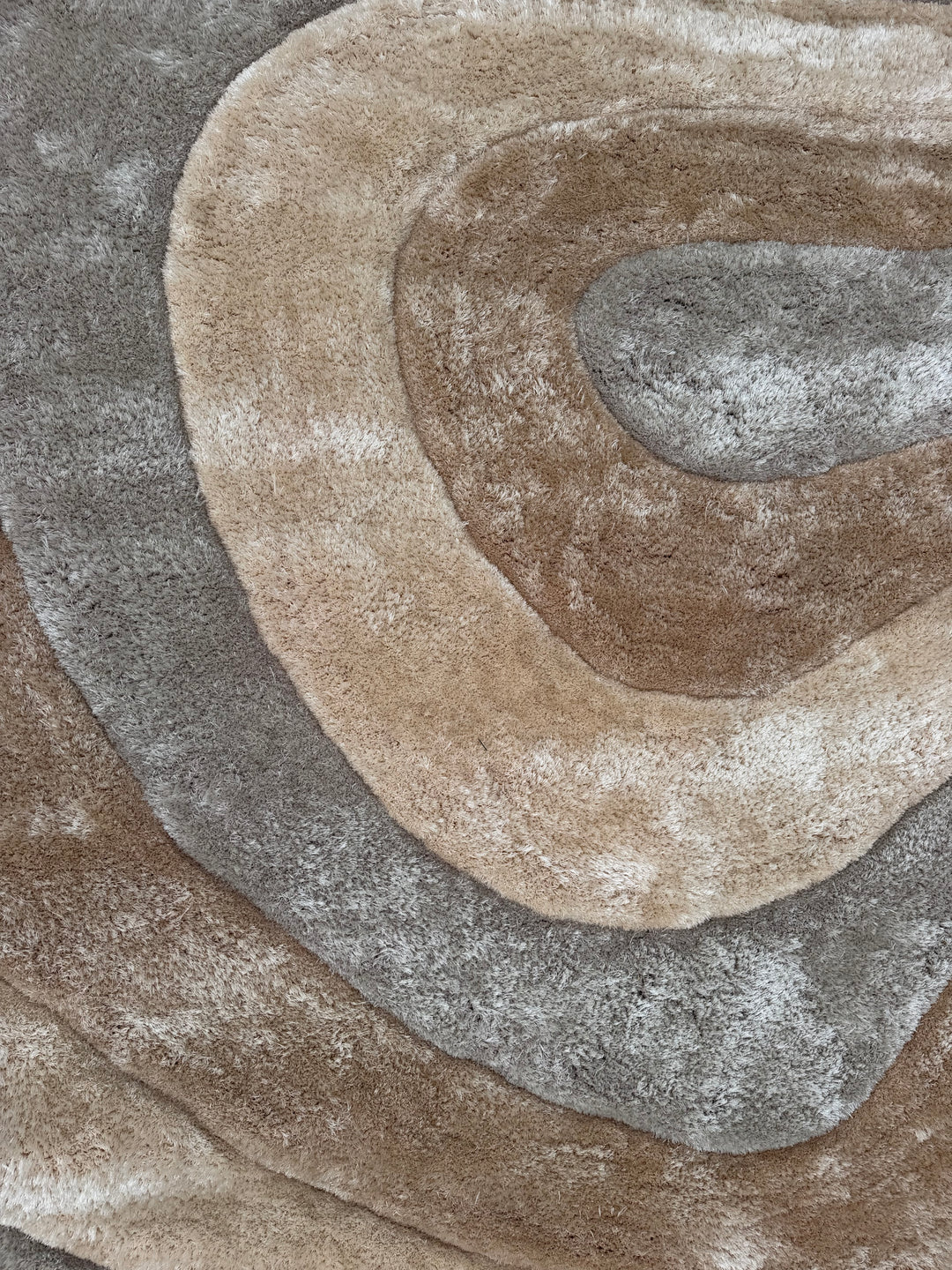 Mateos Collection 8x10 neutral area rug