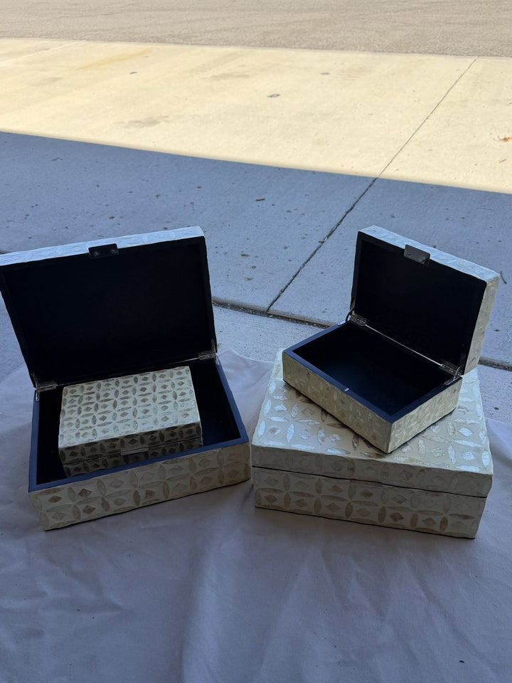 Lot 66 – Mother-of-Pearl Capiz Inlay Decorative Boxes, Set of 4