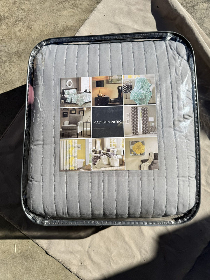 Lot 37 – Madison Park Gray Quilt Set, King/Cal King - New in Package